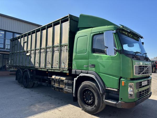 Volvo FM12 6x2 Cattle Box/Flatbed Truck